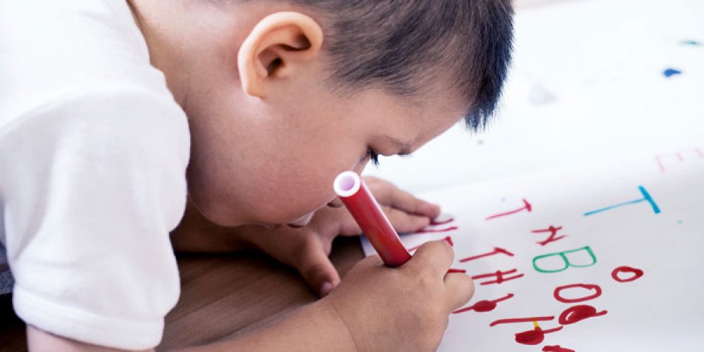 Дисграфия — ребенок пишет с ошибками, путает буквы при письме, не дописывает слова